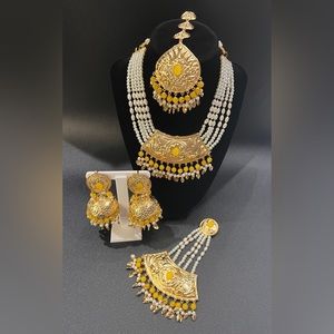 Necklace set yellow color